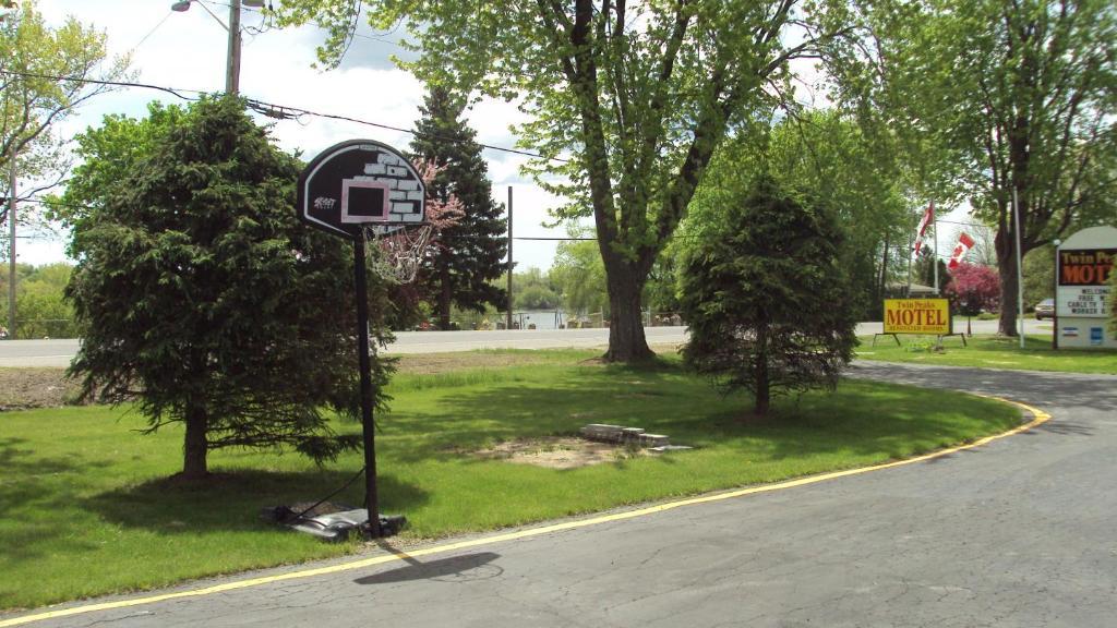 Twin Peaks Motel Napanee Zewnętrze zdjęcie