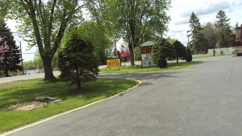 Twin Peaks Motel Napanee Zewnętrze zdjęcie
