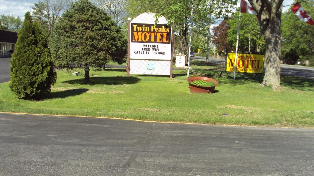 Twin Peaks Motel Napanee Zewnętrze zdjęcie